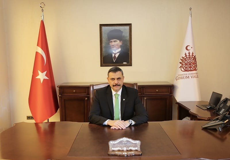 Çorum Valisi Musfata Çiftçi, makam odasından Erdoğan'ı kaldırdı (Çorum Valiliği)