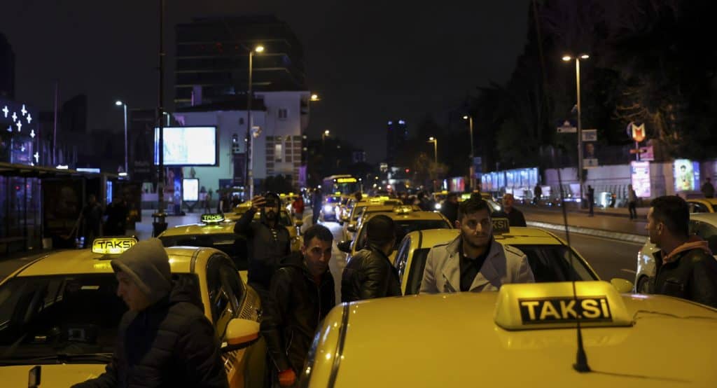 İstanbul'da bazı taksiciler protesto düzenledi (AA)