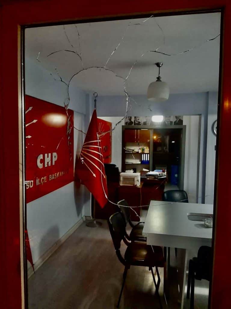 CHP Gürsu binasına taşlı saldırı düzenlendi. (Twitter)