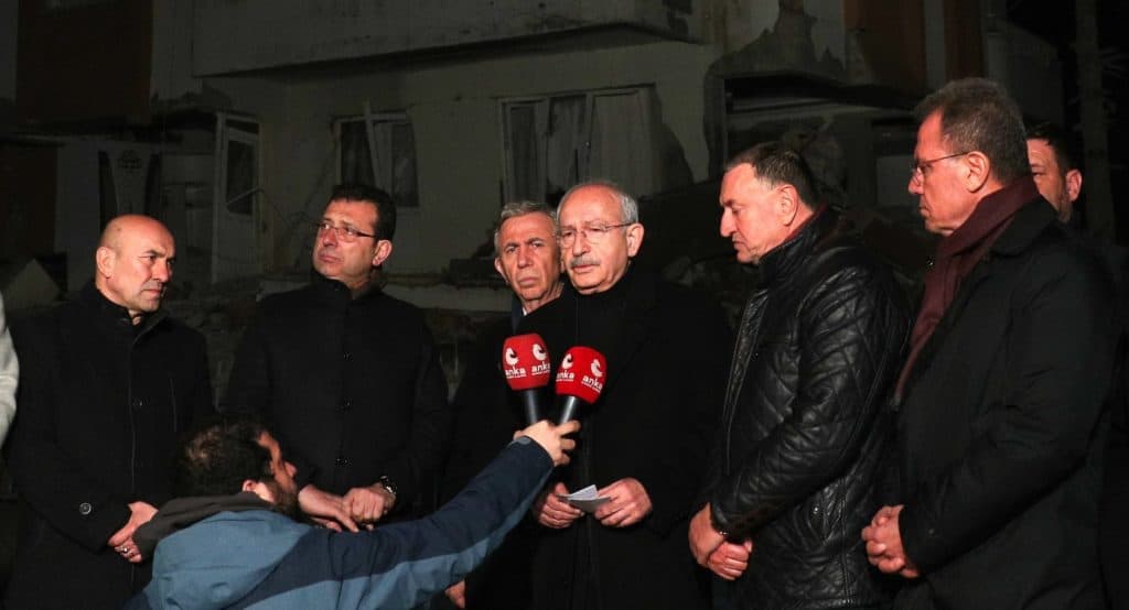 Kemal Kılıçdaroğlu, CHP'li belediye başkanalrıyla deprem bölgelerinde. (CHP)