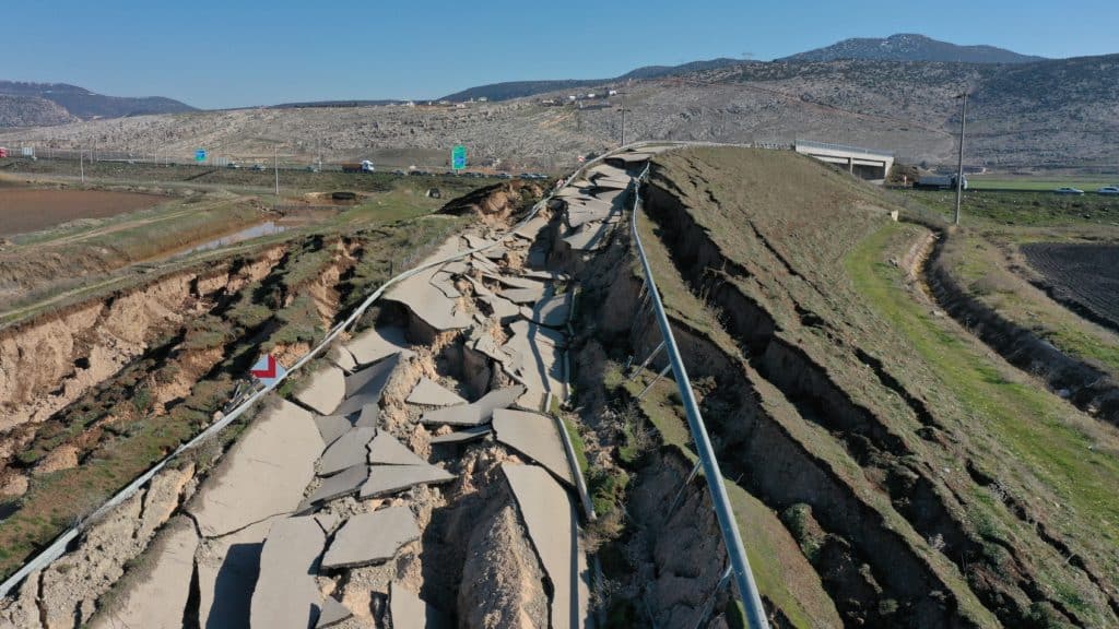 Ulaştırma bakanının övdüğü deprem bölgesindeki yollardan biri. (AA)