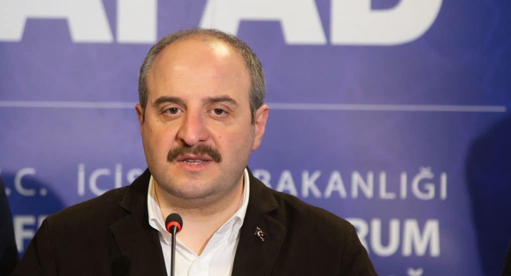 Mustafa Varank, depremde yerli battaniye övdü. (AA)