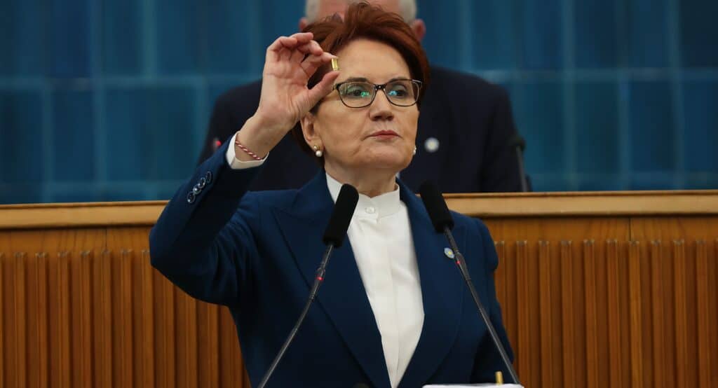 Meral Akşener, İYİ Parti TBMM Grup Toplantısı'nda kurşunları gösterdi.