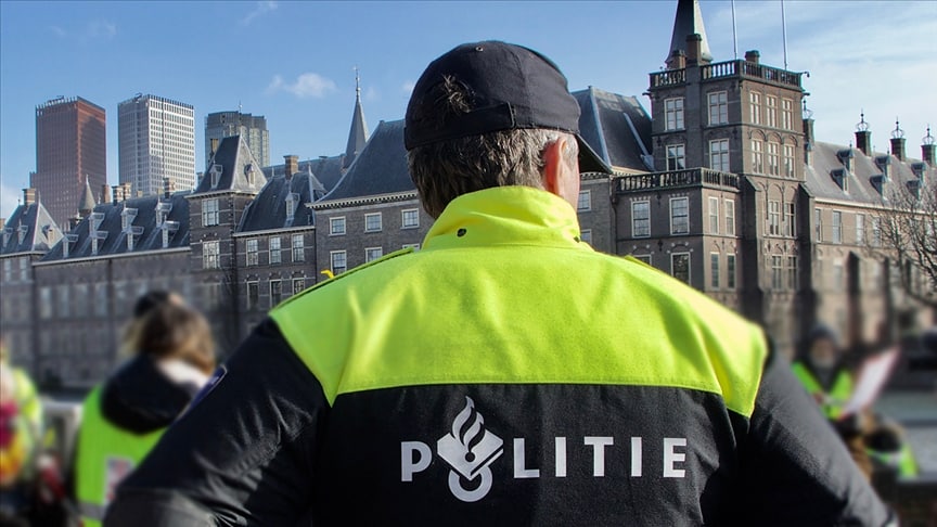 Hollanda parlamentosunda bomba ihbarı. (AA)