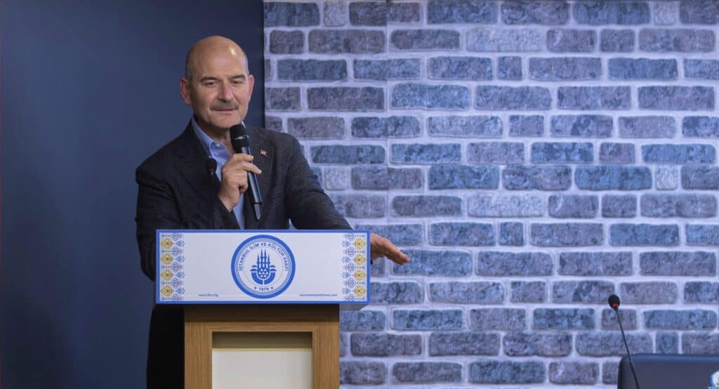 Süleyman Soylu, İstanbul İlim ve Kültür Vakfı'nı ziyaret etti. (AA)