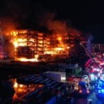 İzmir'de bir sitede çıkan yangına müdahale ediliyor