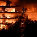 İzmir'de bir sitede çıkan yangına müdahale ediliyor