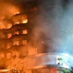 İzmir'de bir sitede çıkan yangına müdahale ediliyor