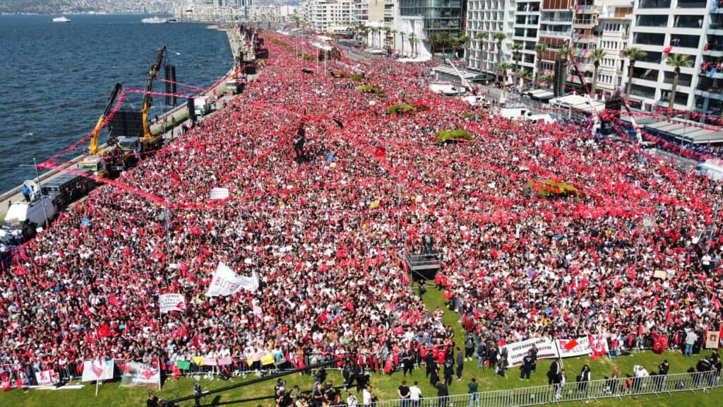 Millet ittifakının İzmir mitingi başlamak üzere. (Saat 15:30/Diken)