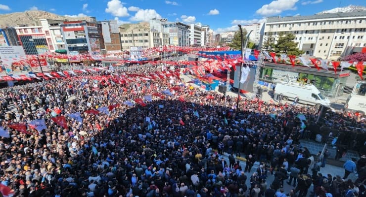 Kemal Kılıçdaroğlu Van mitinginde.