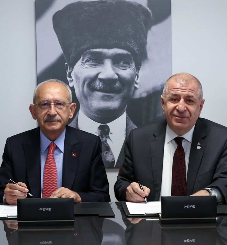 Kemal  Kılıçdaroğlu ve Ümit Özdağ protokol imzaladı. (AA)