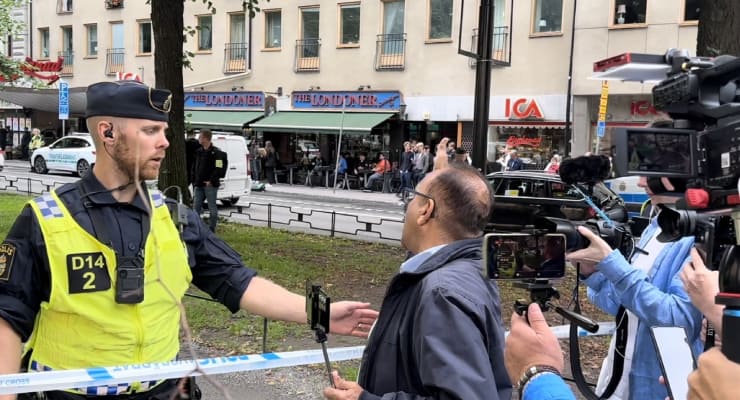 İsveç'te dün bir Kur'an yakma eylemi daha gerçekleşti. Protestocularla müdahale eden polisler arasında çatışma çıktı. 