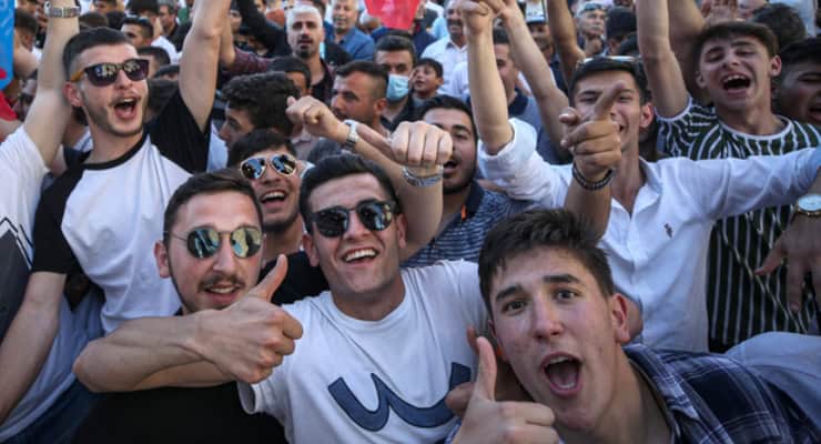 Z kuşağı erkekler 'geri kafalı': Kadın kocasına itaat etmeliymiş