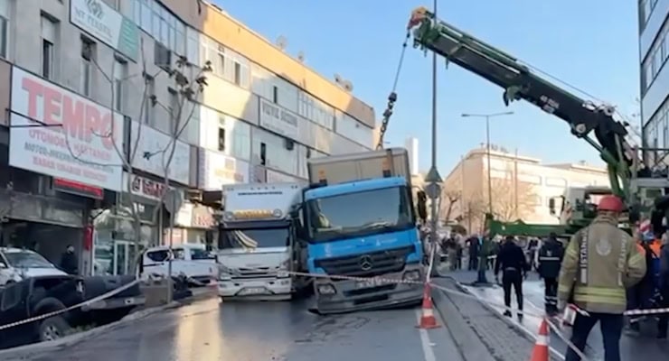 Güngören'de yol çöktü