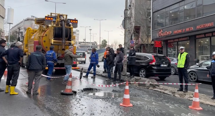 Güngören'de bir ay önce çöken yol, İstanbul Su ve Kanalizasyon İdaresi (İSKİ) ekiplerinin çalışması sırasında tekrar çöktü.