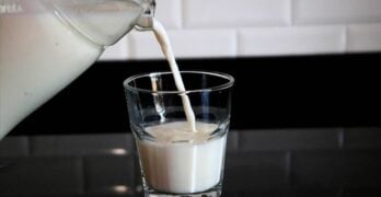 Danone, ürettiği 'Birşah' marka sütün 100 litresinin, içine su karıştığı gerekçesiyle toplatıldığını duyurdu.