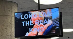Bakanlık 'hack'lendi: Trump'ın Musk'ın ayağını öptüğü video gösterildi