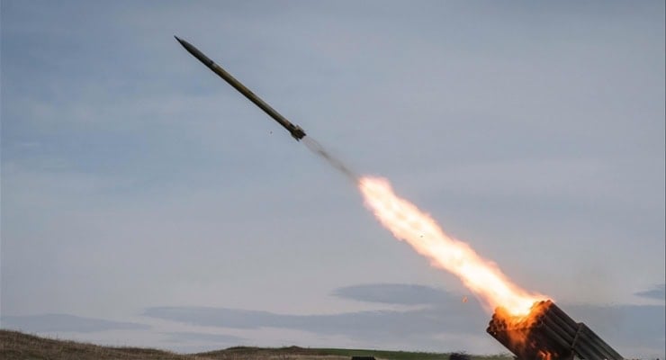 Katar: İran'dan gelen füze kara sularımızda petrol tankeri vurdu