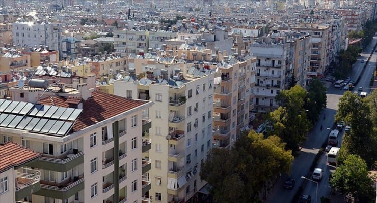 Evden çıkması istenen kiracı, ev sahibi ve annesine biber gazı sıktı