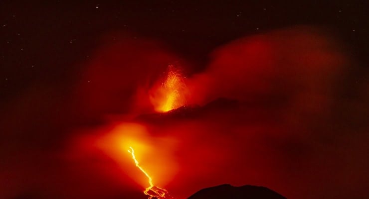 Etna Yanardağı iki haftadır lav püskürtüyor: Uzmanlar 'endişeli'