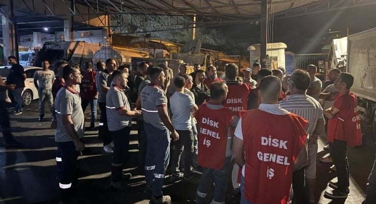 Karşıyaka Belediyesi'nde beş aydır maaş alamayan işçiler iş bıraktı