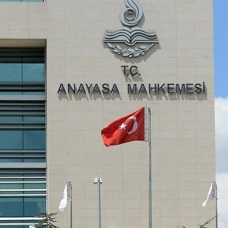 AYM'ye göre boşandığı eşiyle yaşayan annenin aylığı kesilebilir