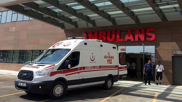 İstanbul'da aynı restoranda yemek yiyen 25 kişi hastaneye başvurdu