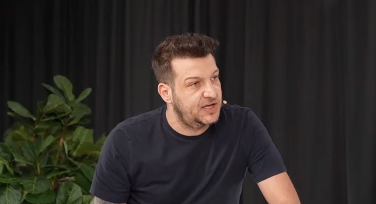 Eski futbolcu Batuhan Karadeniz hakkında kırmızı bülten