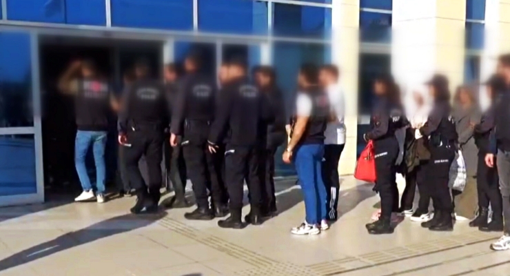 Mersin'de 15'i gümrük memuru 28 kişi gözaltına alındı