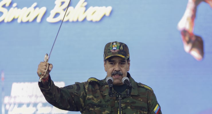 Maduro, ABD'ye Simon Bolivar'ın kılıcıyla meydan okudu