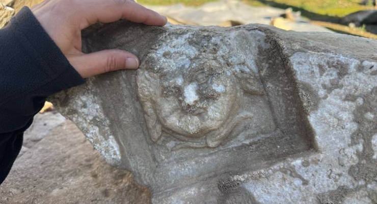Amastris Antik Kenti'nde Medusa'nın gülümseyen figürü bulundu