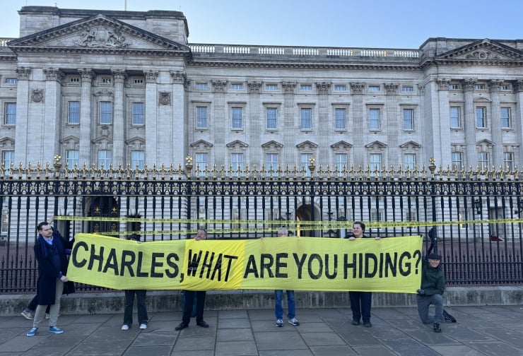 Buckingham Sarayı Jeffrey Epstein belgelerine tepki olarak 'Suç mahallidir girilmez' şeridi çekti