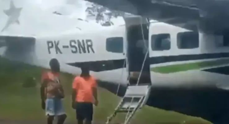 Endonezyada Uçağa Silahlı Saldırısı: İkisi Pilot Üç Ölü