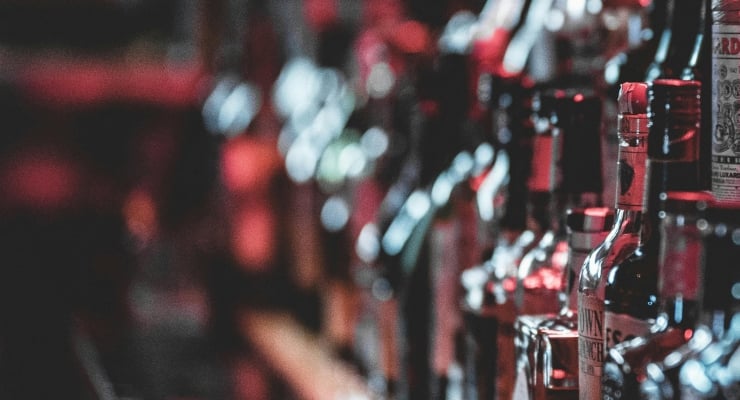 AKP'den kanun teklifi: İçki markalarının görünürlüğü kısıtlanıyor, ceza yetkisi mülki amirlere geçiyor