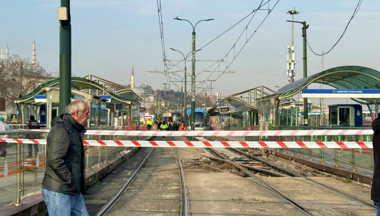 Eminönü istasyonunda tramvay raydan çıkıp karşı yöne geçti