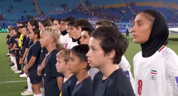 İran kadın futbol takımı, milli marşı okumadı