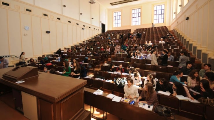 Üniversitenin-akademinin kamusal bir derdi var mıdır?