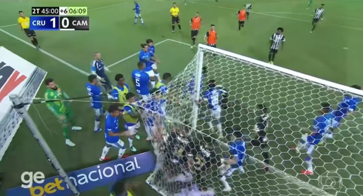 Brezilya'da tarihi maç: 23 oyuncuya kırmızı kart