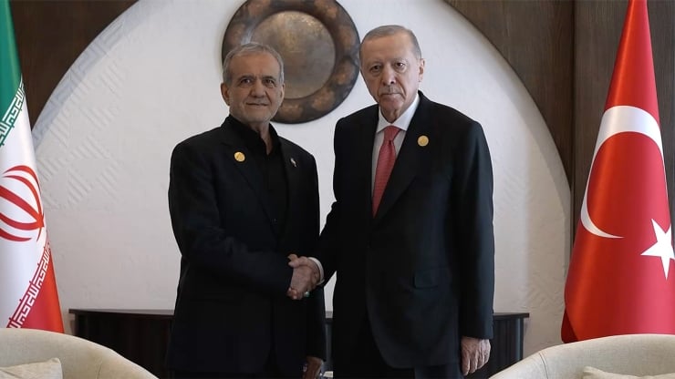 Erdoğan, Pezeşkiyan'la 'İran'ın talebi üzerine' telefonda görüştü