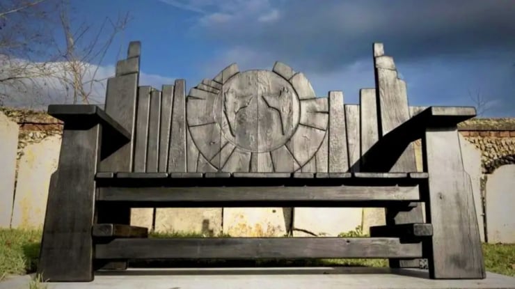 Kilise, bahçesindeki şeytan boynuzlu bankı savundu