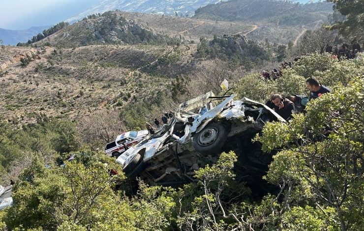 Tarım işçilerini taşıyan minibüs şarampole yuvarlandı: Üç ölü, 11 yaralı
