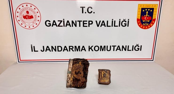Gaziantep'te altın yazmalı iki kitaba el kondu