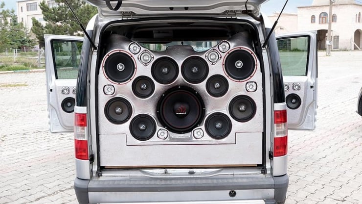 Araca 'usulsüz' takılan ses sistemi ve ekranlarda son tarih 1 Nisan