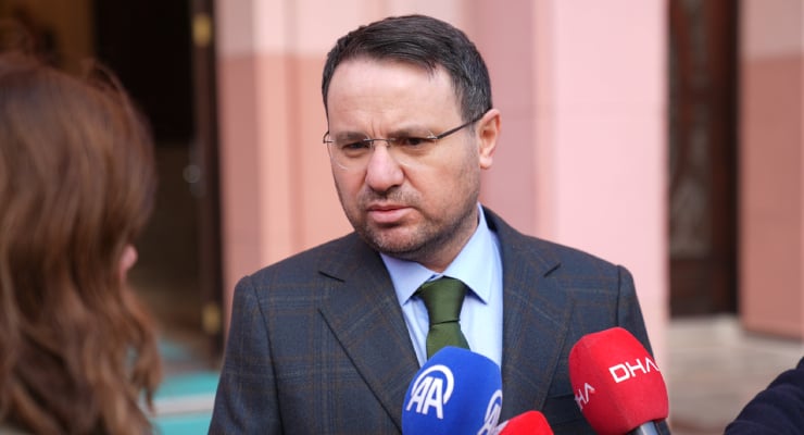 Gürlek'ten Özel'e: Muhittin Böcek benzinliğe niye uğruyor?