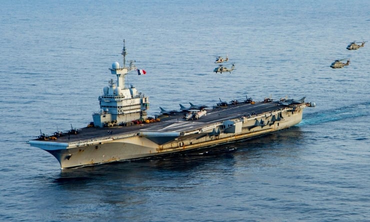 Güvertede koşan denizci Fransız uçak gemisinin konumunu ifşa etti