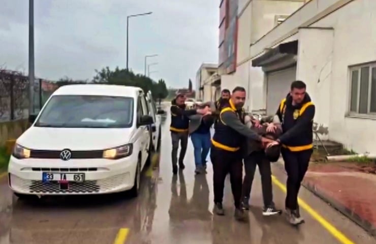 Adana'da at döven iki kişi hayvan barınağı temizleyecek