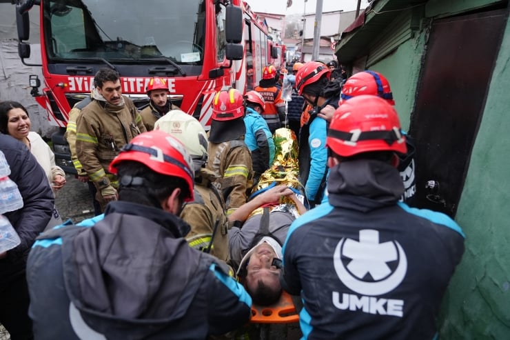 Fatih'te çöken iki bina: İki savcı görevlendirildi