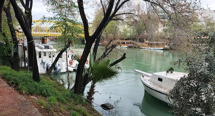 Antalya'da ırmakta kadın cesedi bulundu