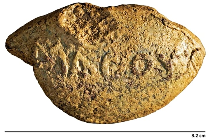 Savaşta fırlatılmış 2100 yıllık 'Dersini al' yazılı taş bulundu