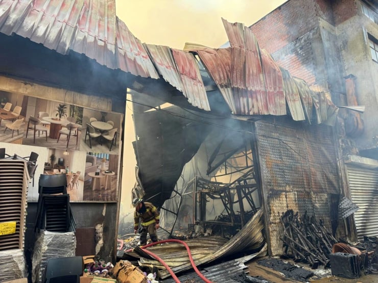 İzmir'de mobilyacıların bulunduğu bölgede yangın